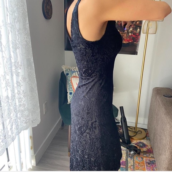 VTG City Triangles Black Textured Midi Dress